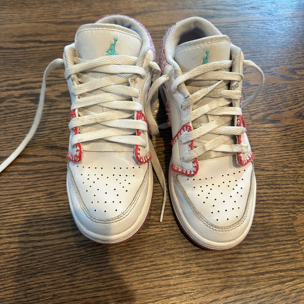 Cute Nike Girls Air Jordan Low SE Knit sneakers size 4Y in Very Good condition